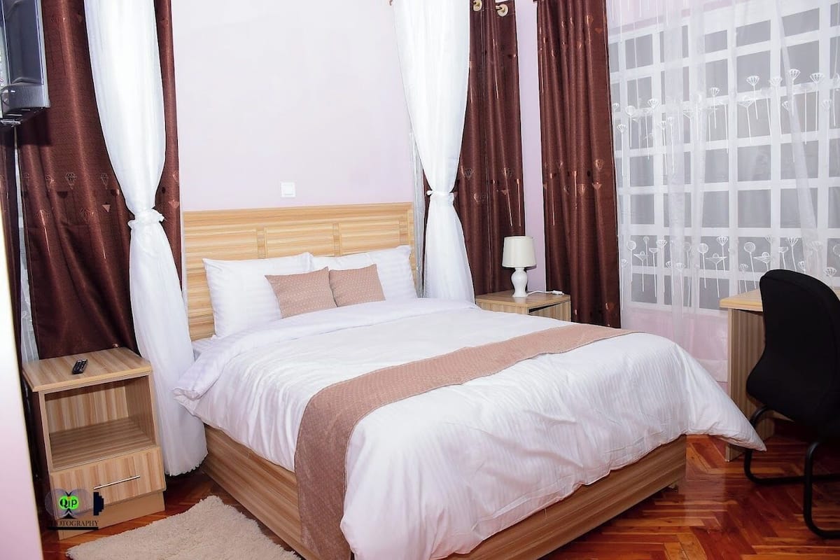 Habitación individual Deluxe, vista al jardín | Decoración personalizada, muebles diferentes y wifi gratis