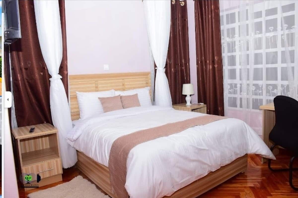 Habitación individual estándar, vista al jardín | Decoración personalizada, muebles diferentes y wifi gratis