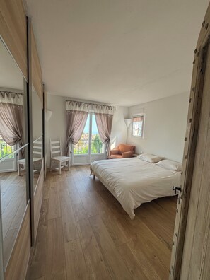3 bedrooms, desk, iron/ironing board, WiFi