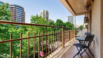 Apartemen Keluarga, balkon, pemandangan taman | Balkon