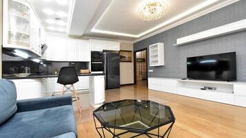 Apartemen Keluarga, balkon, pemandangan taman | Area keluarga | Televisi layar datar 50-inci dengan saluran TV kabel