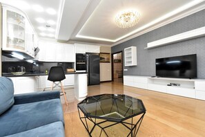 Appartement familial, balcon, vue sur le parc | Aire de séjour | Téléviseur à écran plat de 50 po avec télévision par câble