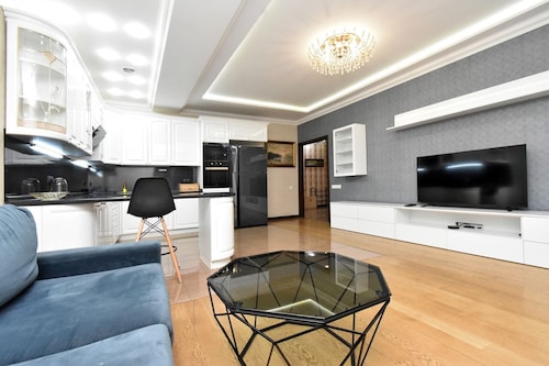 Apartment by Luxe Group DI777