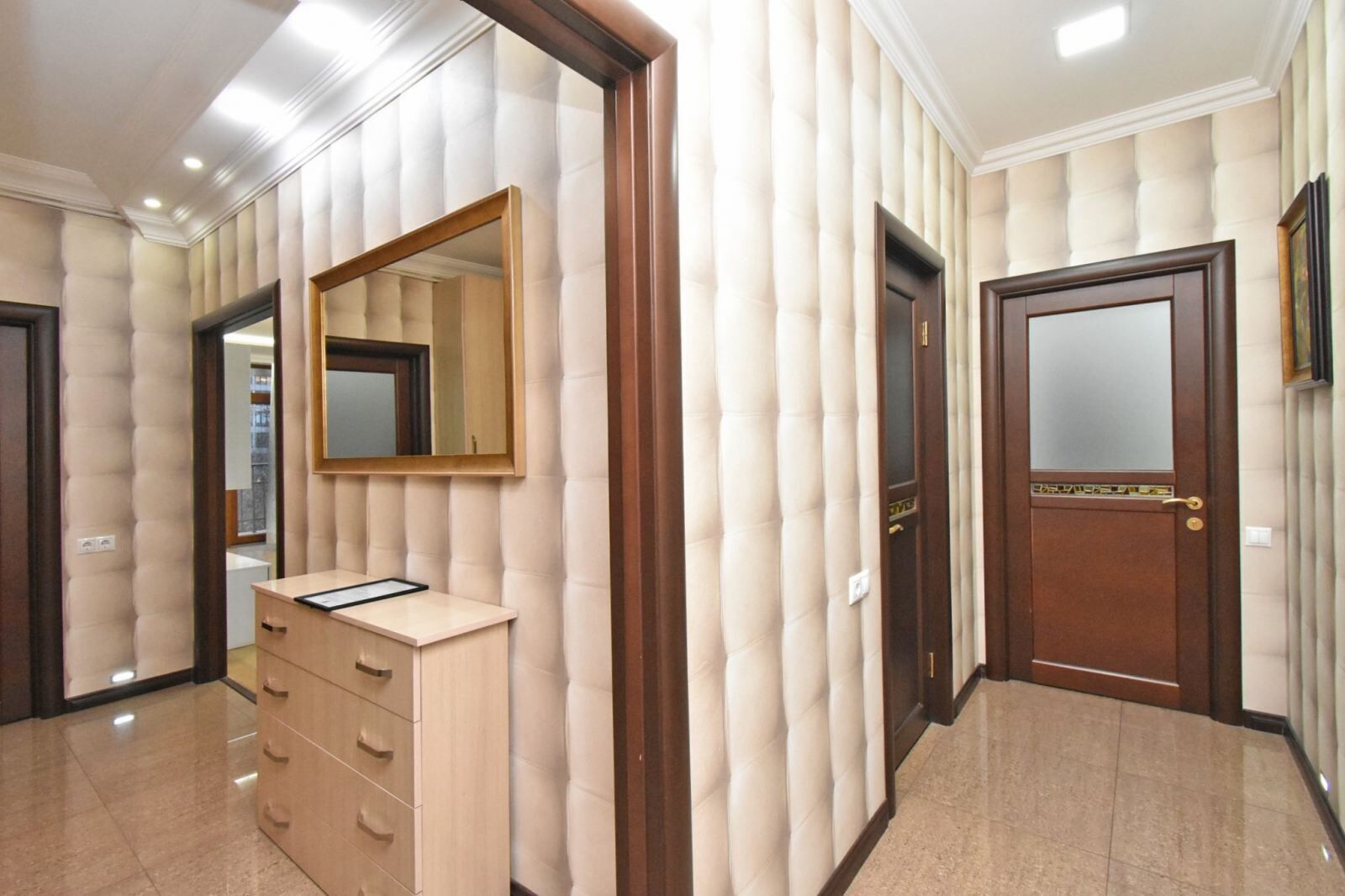 Apartemen Keluarga, balkon, pemandangan taman | Area keluarga | Televisi layar datar 50-inci dengan saluran TV kabel