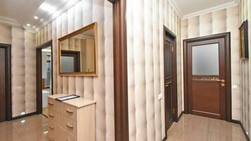 Apartemen Keluarga, balkon, pemandangan taman | Area keluarga | Televisi layar datar 50-inci dengan saluran TV kabel