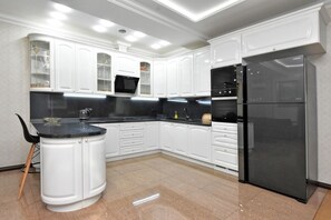 Family Apartment, Balcony, Park View | Private kitchen