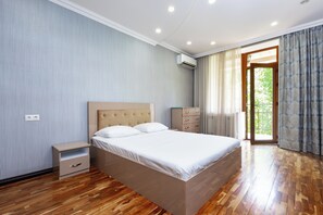 Apartemen Keluarga, balkon, pemandangan taman | Setrika/meja setrika dan Wi-Fi gratis