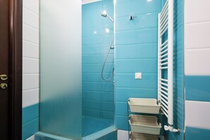 Familie appartement, balkon, uitzicht op park | Badkamer