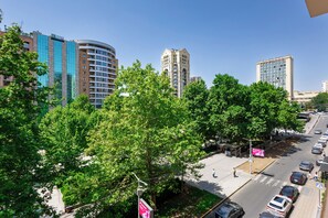 Familie appartement, balkon, uitzicht op park | Uitzicht vanaf balkon