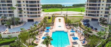 Een verwarmd zwembad