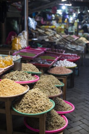 A market stall with various spices and dried goods displayed in bowls. - Amaris Hotel Hertasning Makassar (Makassar)
