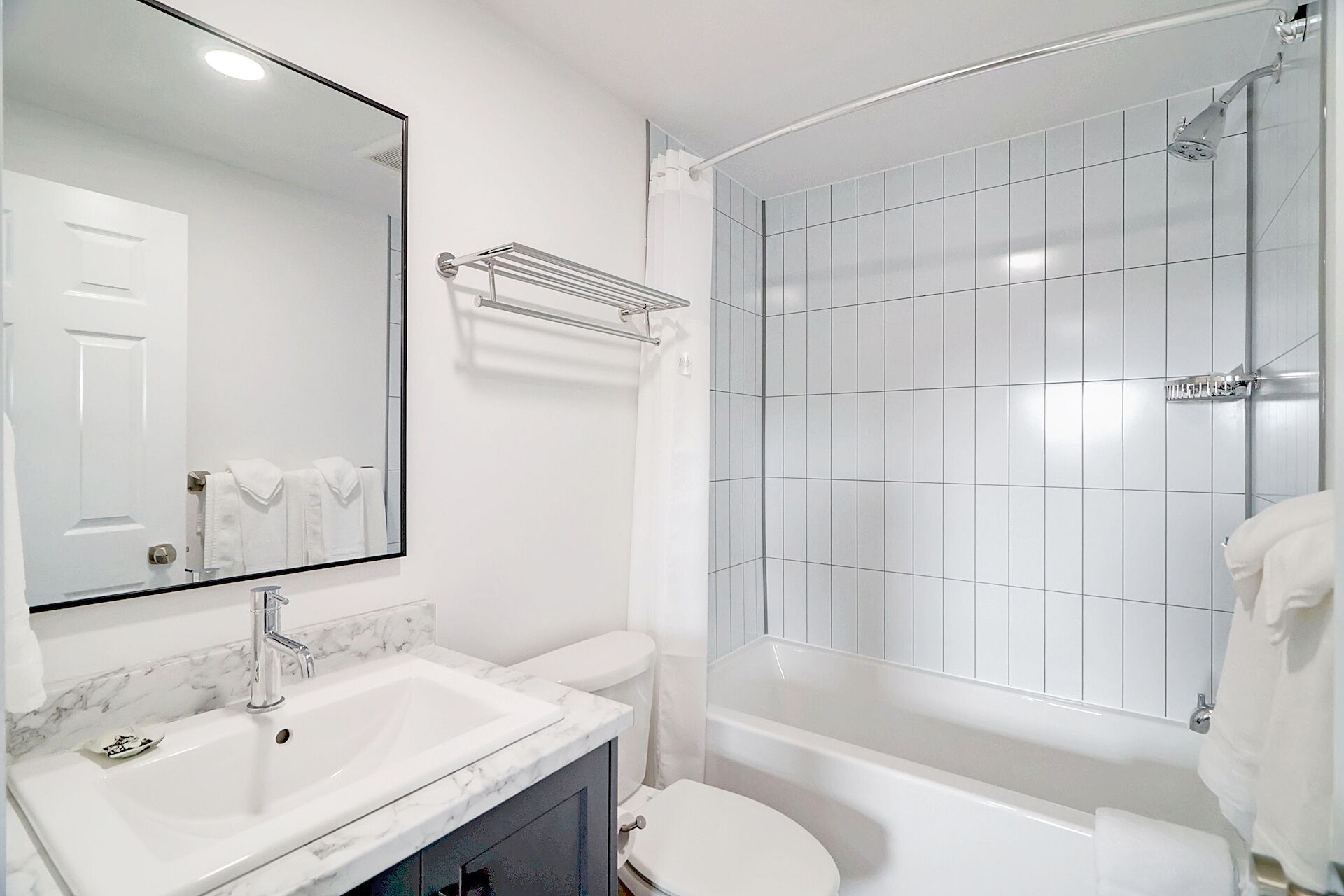 Deluxe Suite, Balcony | Bathroom | Combined shower/tub, hair dryer, towels, soap