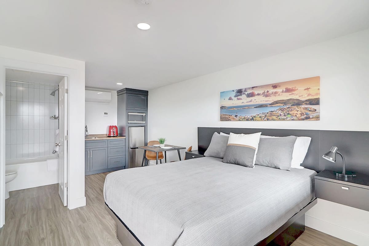 Comfort Single Room | Laptop workspace, free WiFi