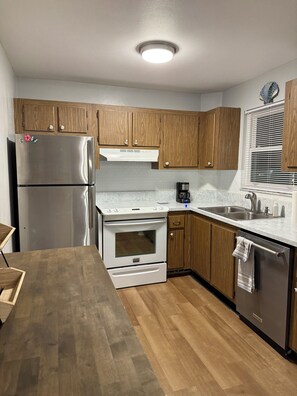 Mikrobølgeovn, ovn, kokeplater og oppvaskmaskin