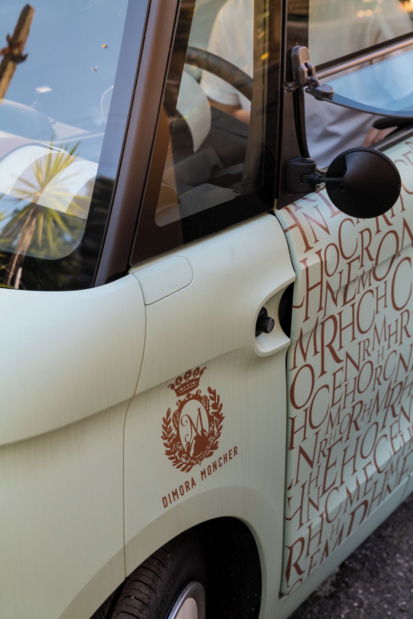 A vehicle with the text "DIMORA MONCHER" and "HOCROCA" on its side.