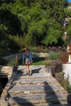 A stone staircase leading uphill, surrounded by greenery and a stone wall. - Dimora Moncher (Capanne-Prato-Cinquale)