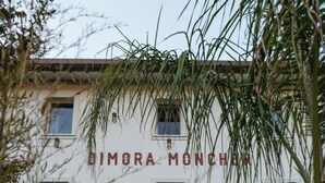 Een gebouw met de naam "DIMORA MONCHIA" op de gevel.