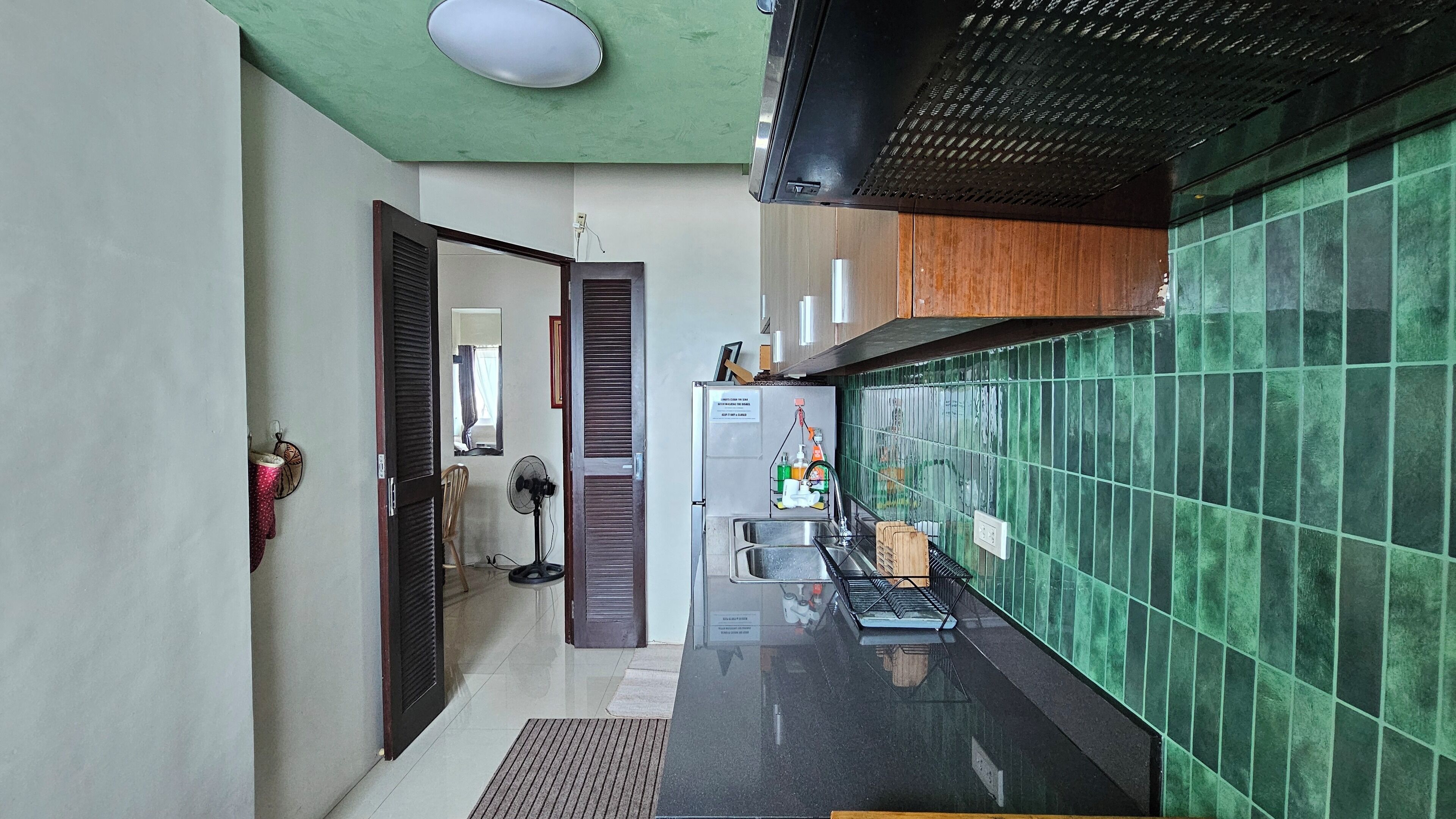 Microwave, stovetop, electric kettle, cookware/dishes/utensils