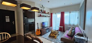 Smart TV - Cozy Corner: Pet-Friendly 1BR with Sweeping City View (Taguig)