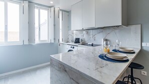 Kühlschrank, Ofen, Herdplatte, Wasserkocher mit Kaffee-/Teezubehör