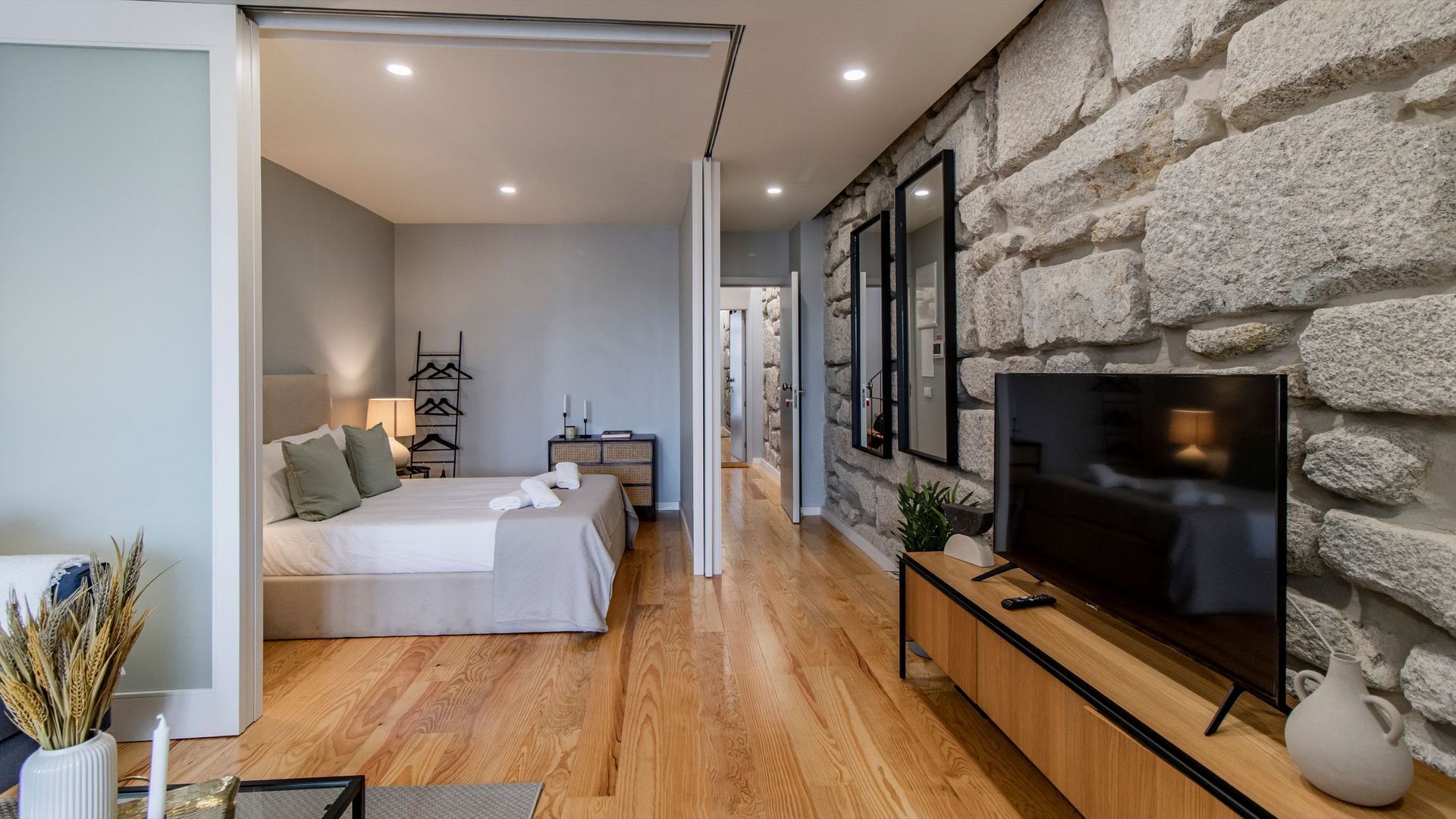 アイロン / アイロン台、WiFi (無料)、ベッドシーツ