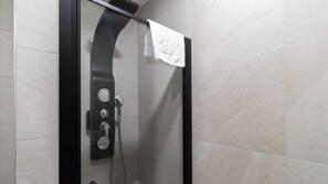 Dusche, kostenlose Toilettenartikel, Haartrockner, Bidet
