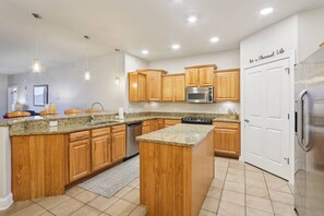 Fridge, microwave, oven, stovetop - Charmed Life at Delton Grand (Wisconsin Dells)