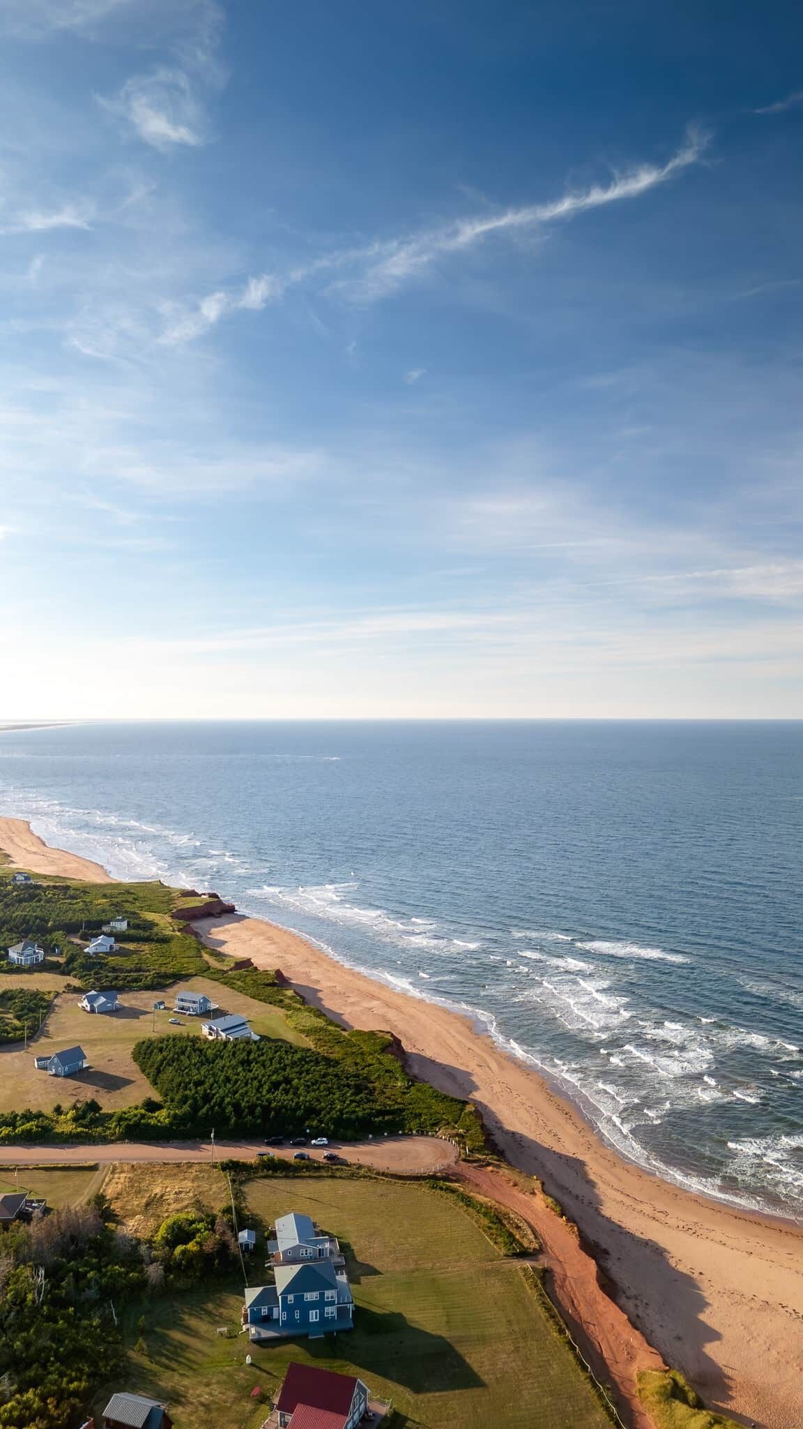 En la playa, camastros y toallas de playa 