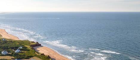 En la playa, camastros y toallas de playa