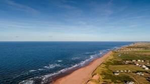 Ubicación a pie de playa, tumbonas y toallas de playa