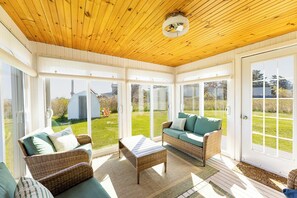 Smart TV - Shore to Sky Oceanfront Escape with Sunroom, Stunning Views & Beach Access (Prince Edward Island)