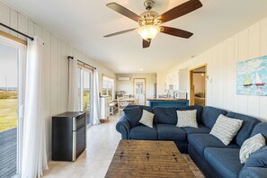 Smart TV - Shore to Sky Oceanfront Escape with Sunroom, Stunning Views & Beach Access (Prince Edward Island)