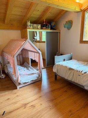 4 bedrooms, WiFi, bed sheets