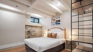 5 bedrooms, desk, iron/ironing board, WiFi