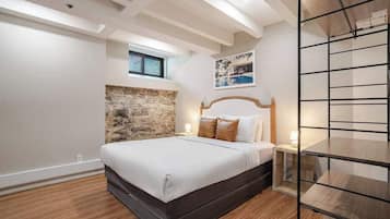 Desk, iron/ironing board, WiFi, bed sheets