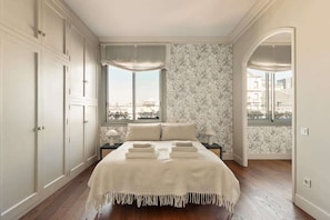 5 chambres, fer et planche à repasser, lit de bébé portatif