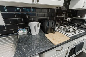 Fridge, microwave, stovetop, toaster - Hullidays》City Centre Urban Apartment 3 (Kingston upon Hull)