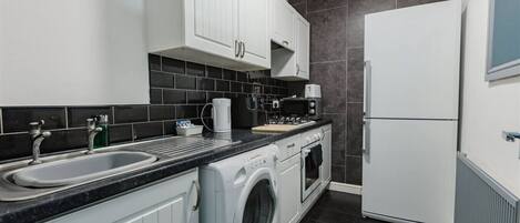 Réfrigérateur, micro-ondes, plaque de cuisson, grille-pain