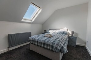 Tabla de planchar con plancha, wifi, ropa de cama