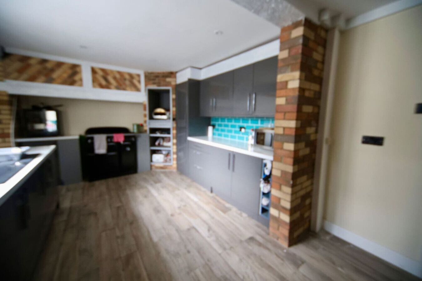 Kjøleskap, kokeplater, brødrister og kjøkkenutstyr