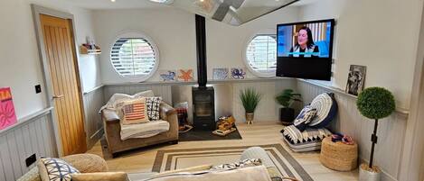 Tv, eldstad och en stereo