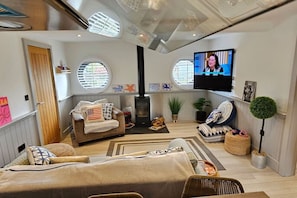 TV, fireplace, stereo - Humberston Boathouse & Hot Tub - Cleethorpes Beach (Humberston Fitties Cleethorpes)