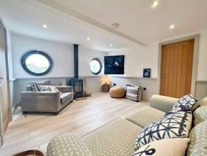 Tv, eldstad och en stereo