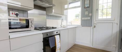 冷蔵庫、電子レンジ、オーブン、コンロ