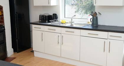 Hullidays》University Quarter 4 Bed House