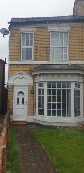 Exterior detail - Hullidays》University Quarter 4 Bed House (Kingston upon Hull)