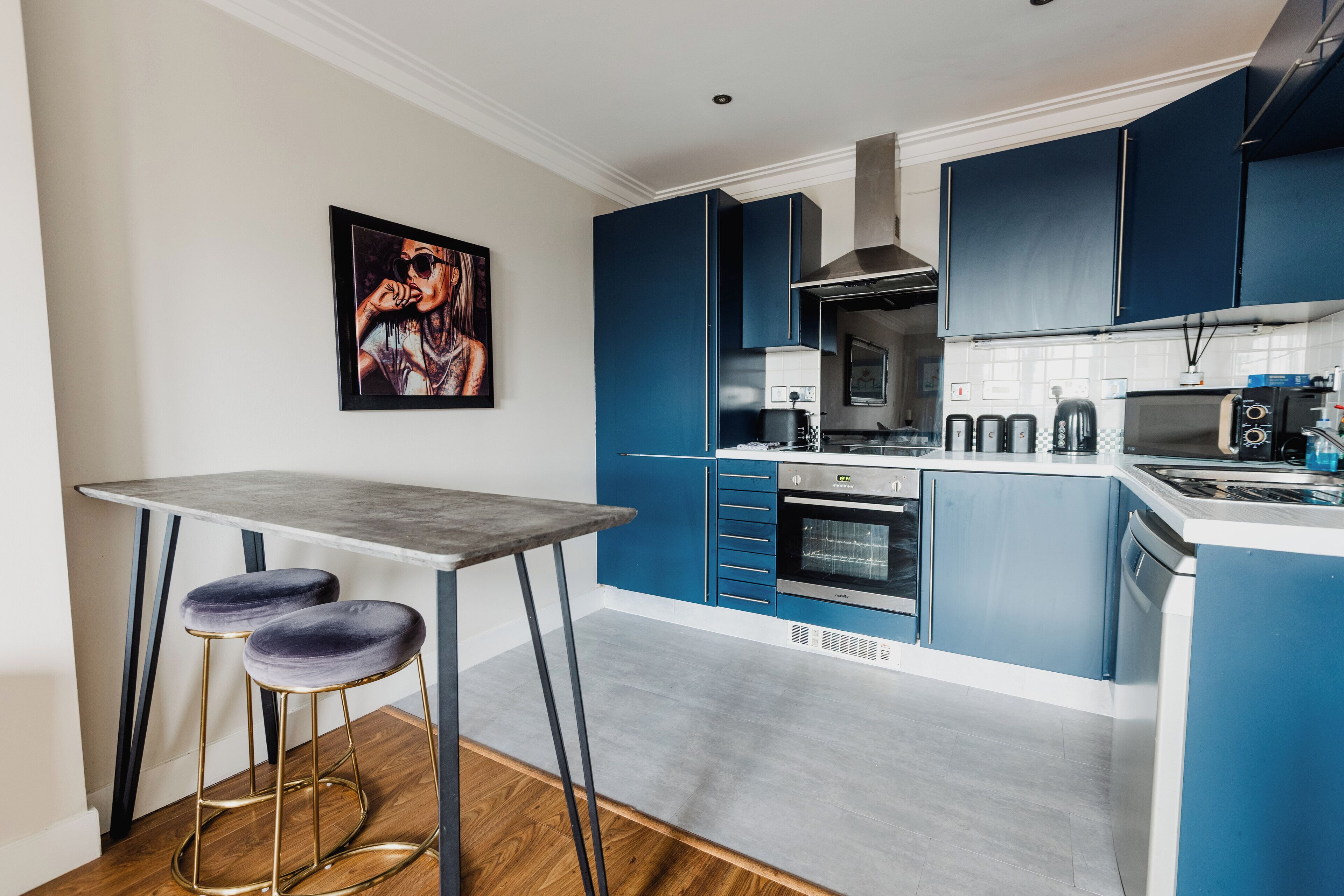 Réfrigérateur, micro-ondes, four, plaque de cuisson