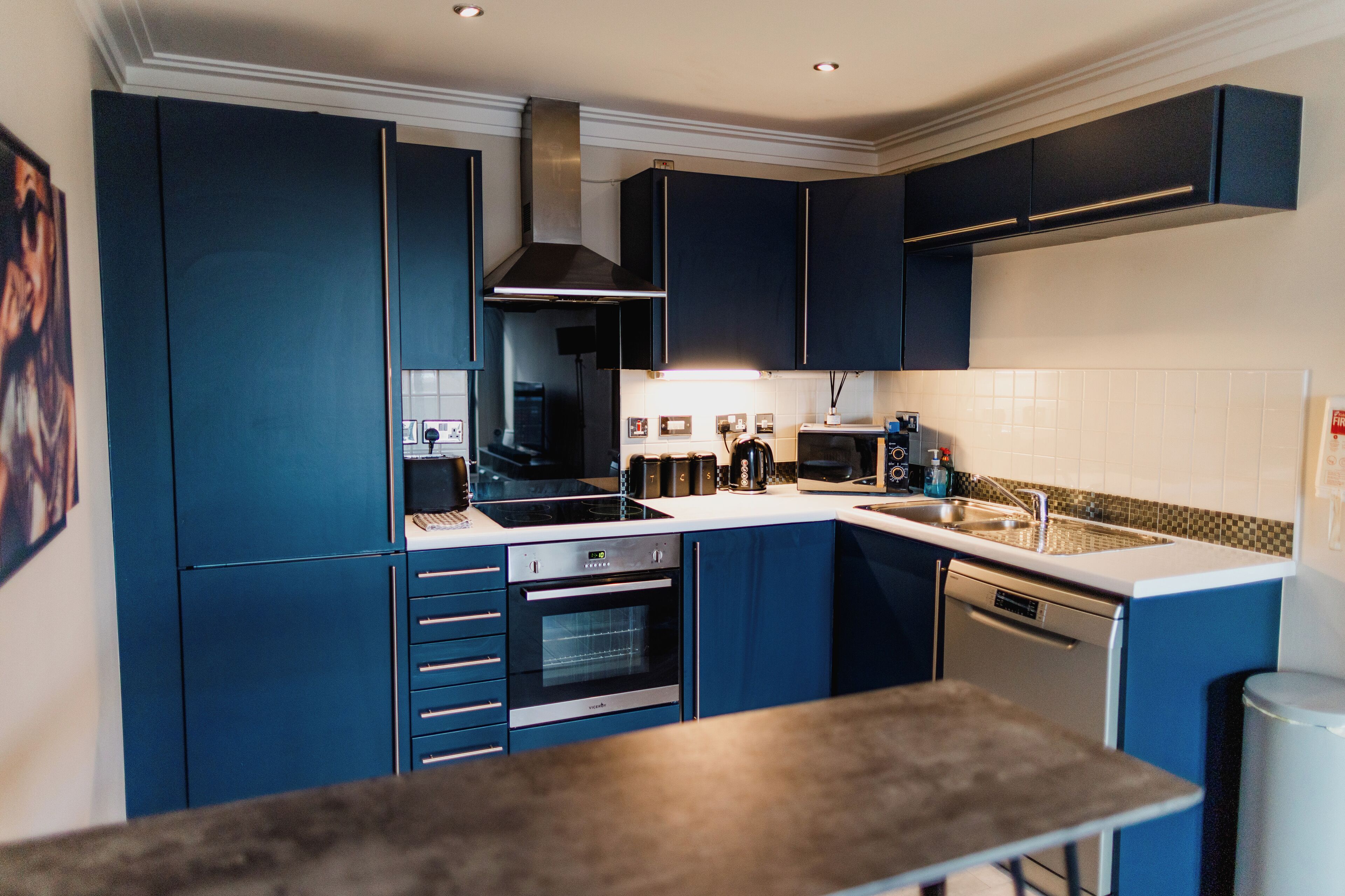 Réfrigérateur, four à micro-ondes, un four, surface de cuisson