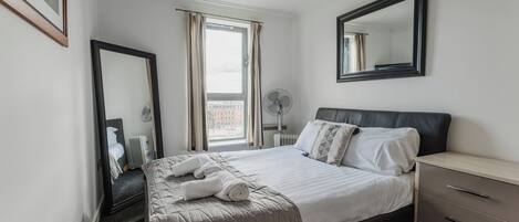 2 quartos, ferros/tábuas de passar roupa, Wi-Fi, roupa de cama