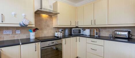 Réfrigérateur, four à micro-ondes, un four, cafetiÚre-théiÚre